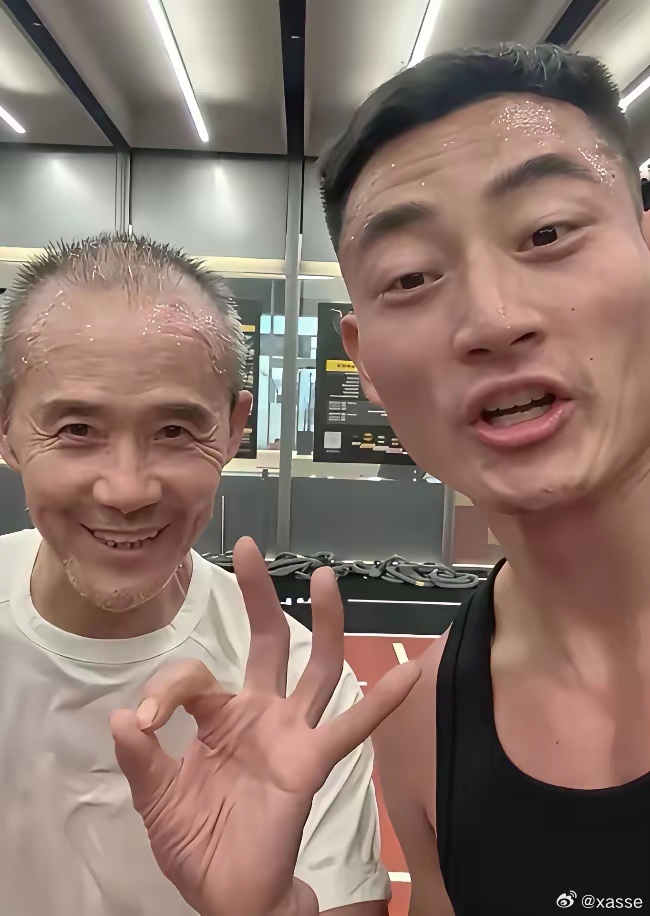 刚练完就泡冰水，这教练也太敢折腾王石了吧！ 