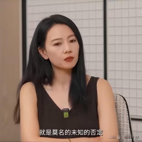 主持人问高圆圆：“你产后付出都是第一部戏是什么？”

高圆圆说：“叫《完美伴侣》