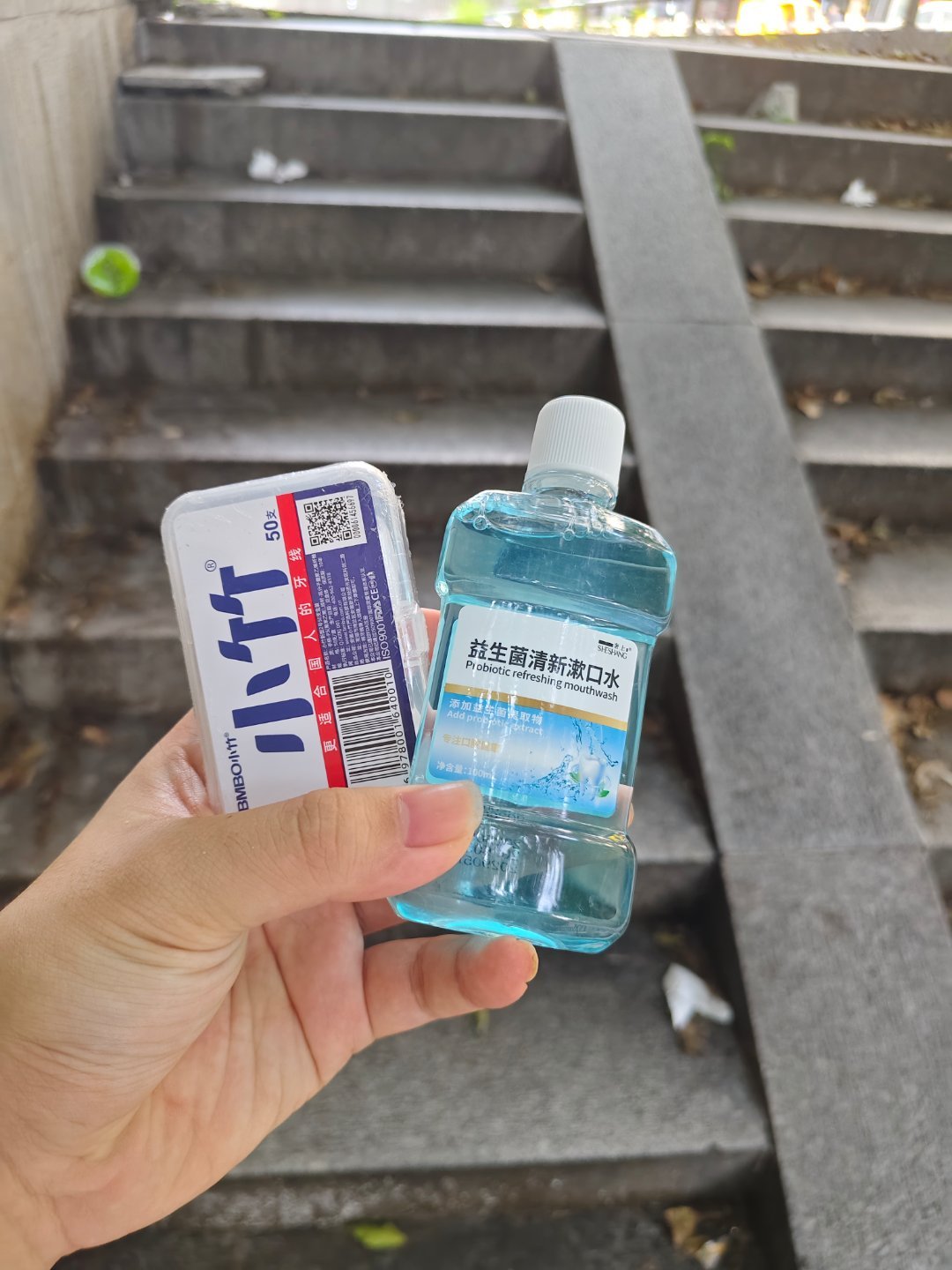 是的，又去看牙了，这次虽然不痛，医生小哥哥也挺温柔，但是躺上去的感觉还是好恐怖