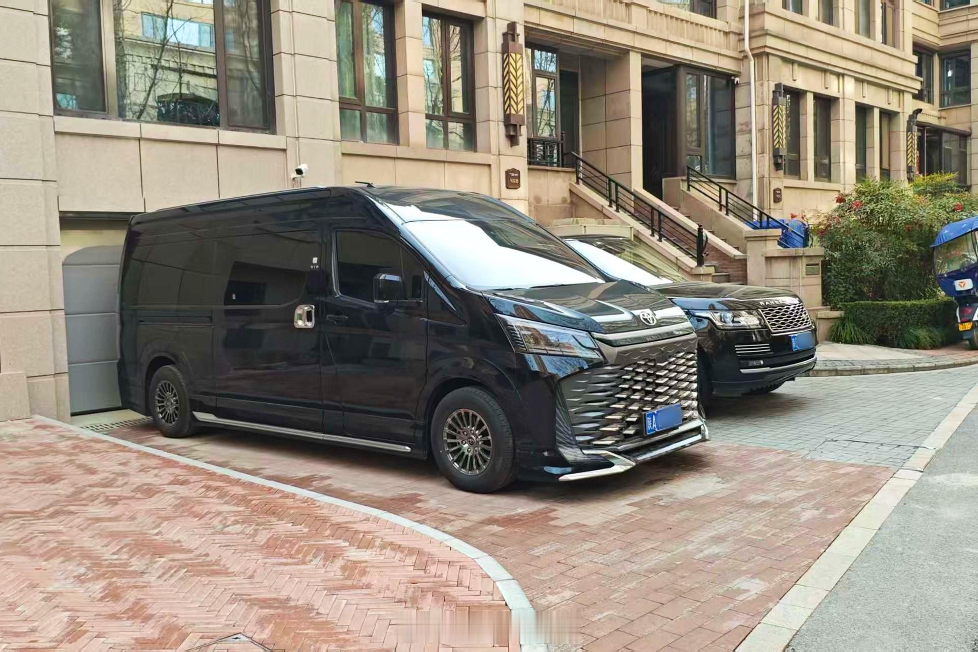 朋友问我这个丰田大家伙咋样。咋说呢，空间确实贼大，但行驶质感还是高级面包车级别。