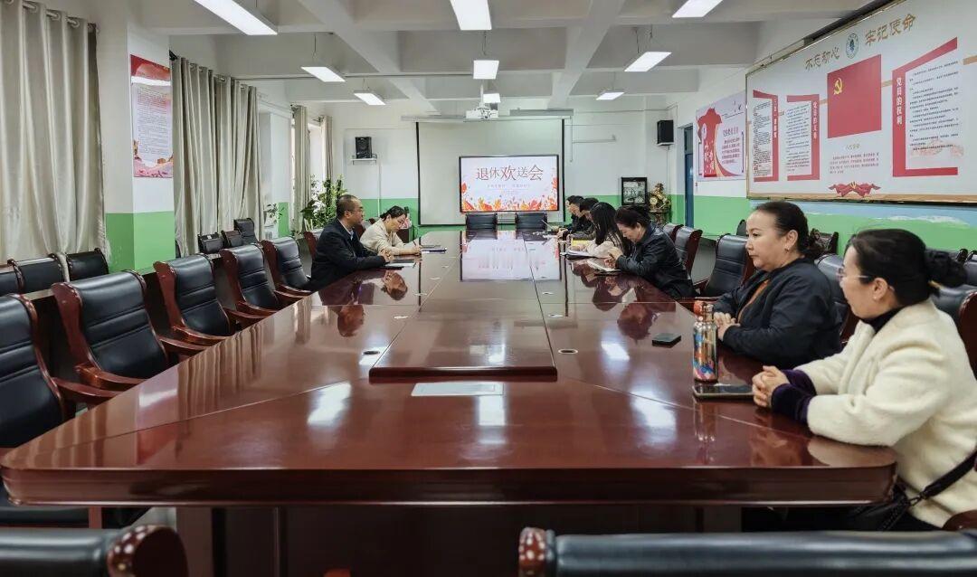 克州三中举办月尔古丽·哈斯木老师退休欢送会
         ​3月18日，​援