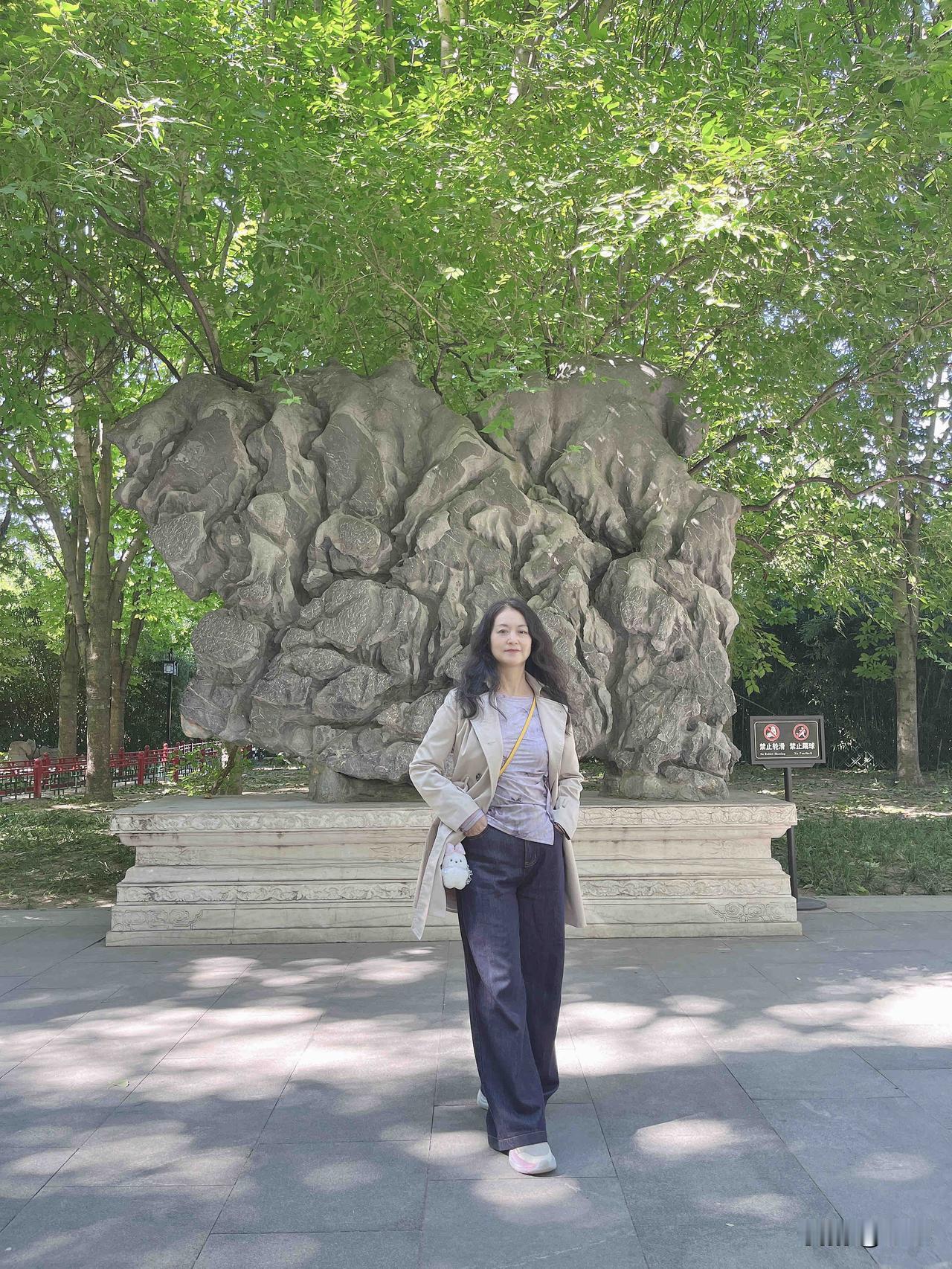 每次开车出去就是我开车，家里那位坐在后排就像个猴子一样，一会儿窜到后排按下左边窗