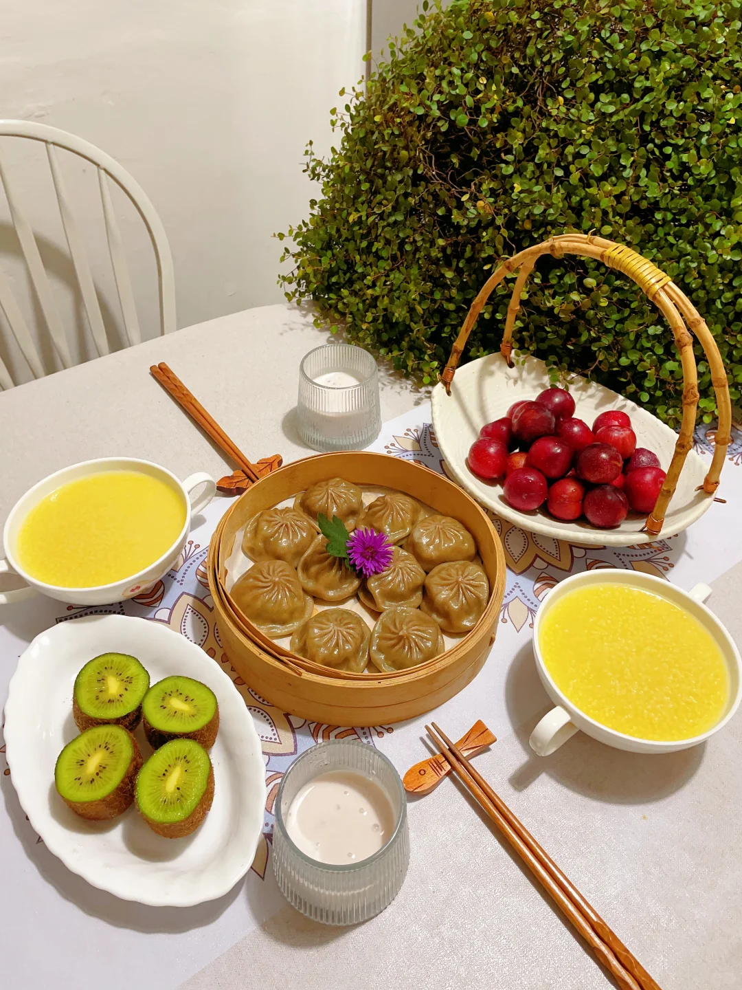 周六早餐小米粥，荞麦素包子。