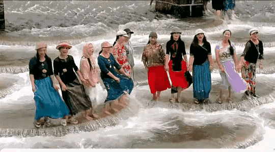 四川雅安鱼鳞坝，
图1是网友发的以往的视频截图，可以看到这个地方人气很旺，拍出来