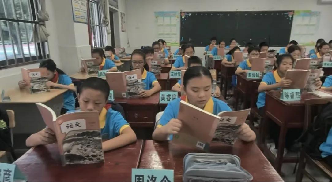 强度完全不一样的两个学习阶段。

我外孙今年小升初。昨天是他开学的第一天。

中