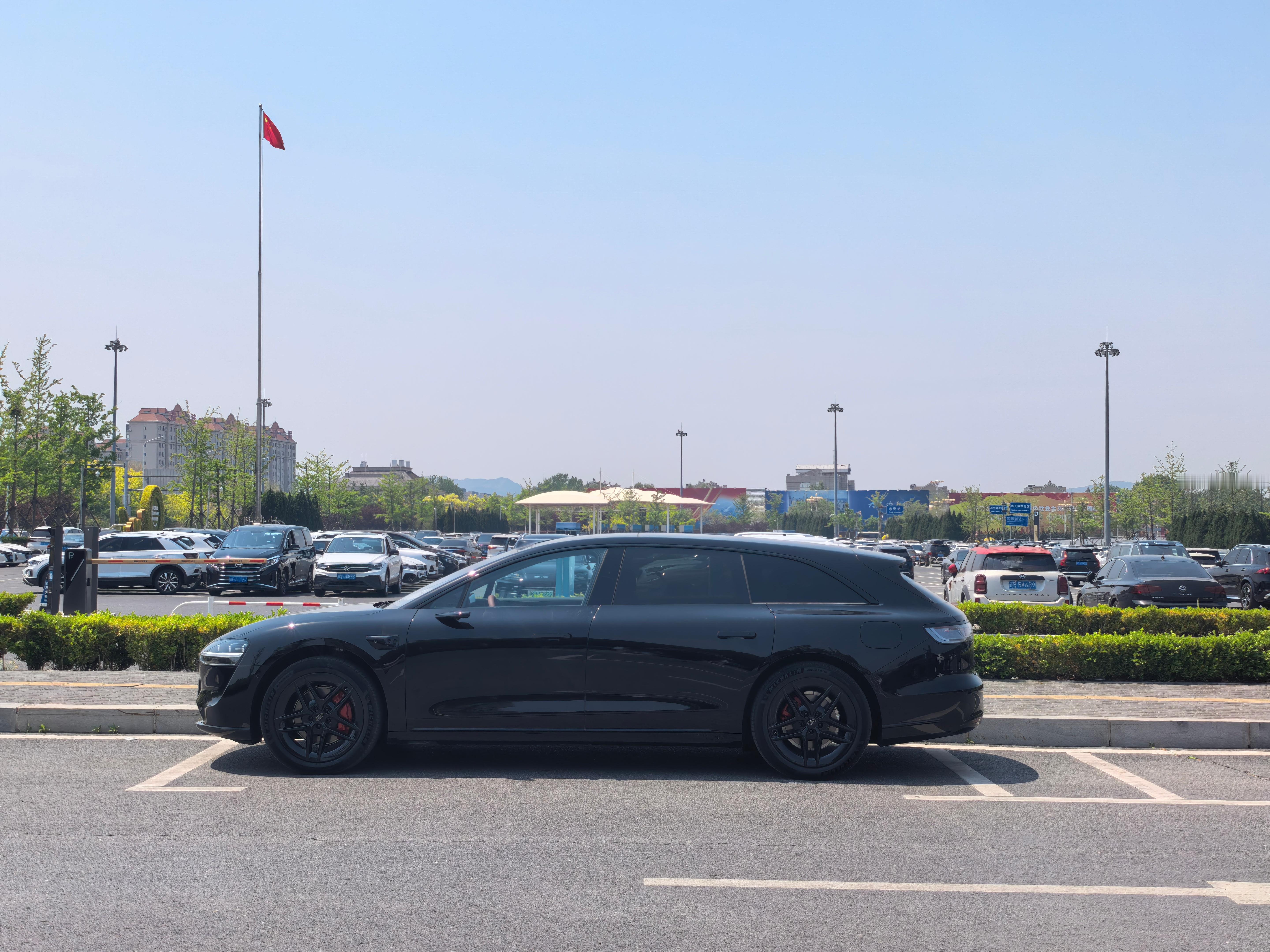 开 S9T 来机场离车泊入停了个完美车位 大连·大连周水子国际机场