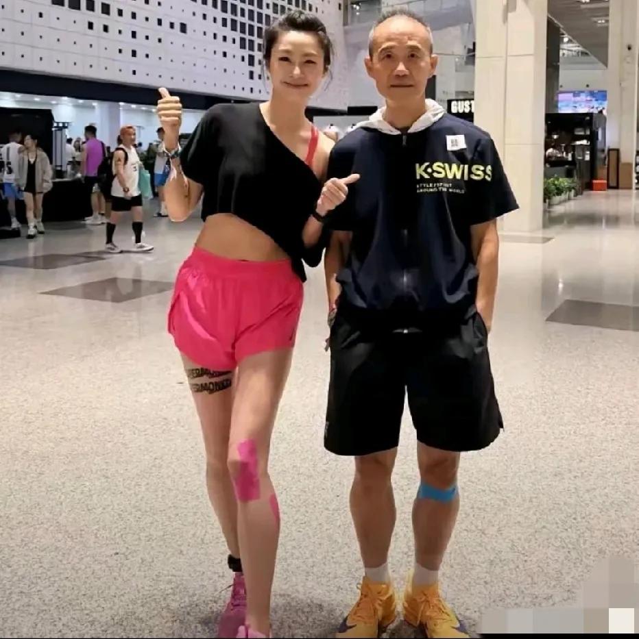 王石在健身房与美女粉丝的一张留影，王石状态非常好并没有想象中的那么老。王石是改革