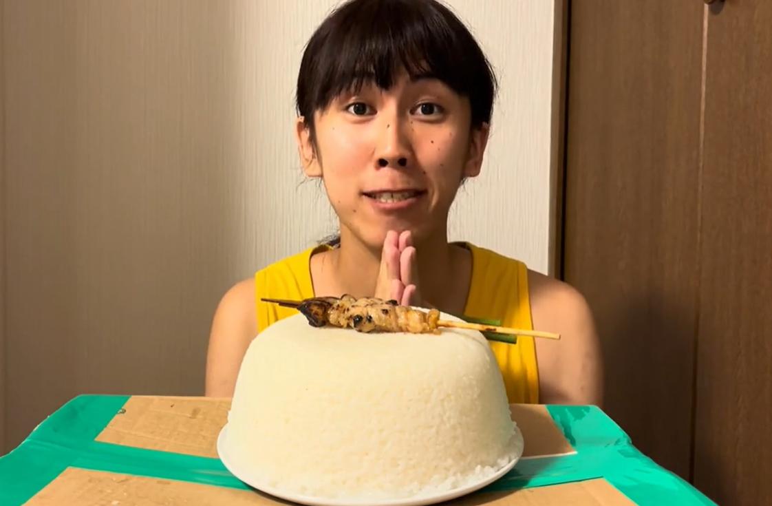 第一张图，开开心心的，准备吃饭了。

第二张图，我刚才为何要吃饭？

第三张图，