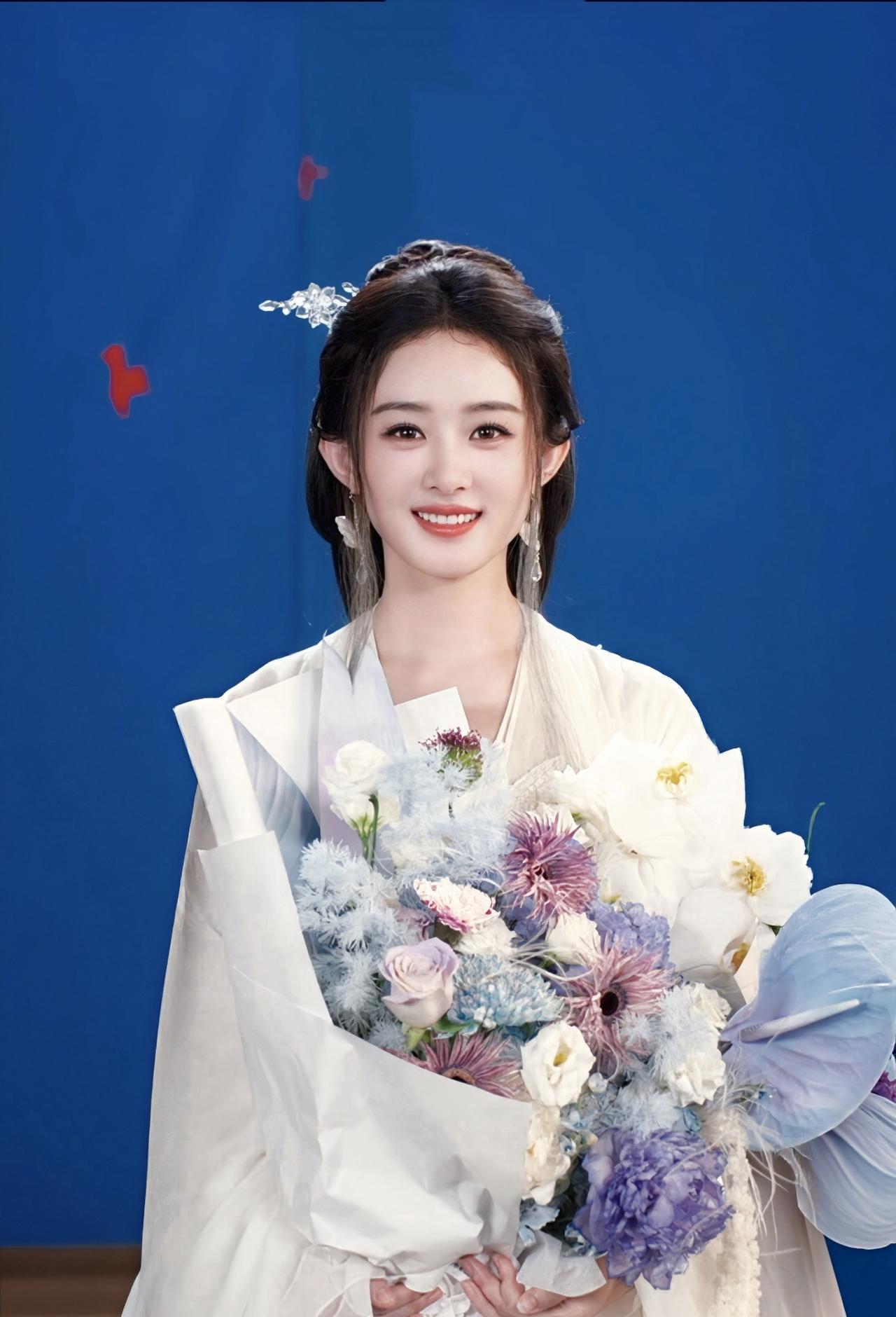 都说“85花”在躺平啃老本？
有一个人，正悄悄把所有人的赛道都换了。
赵丽颖刚杀