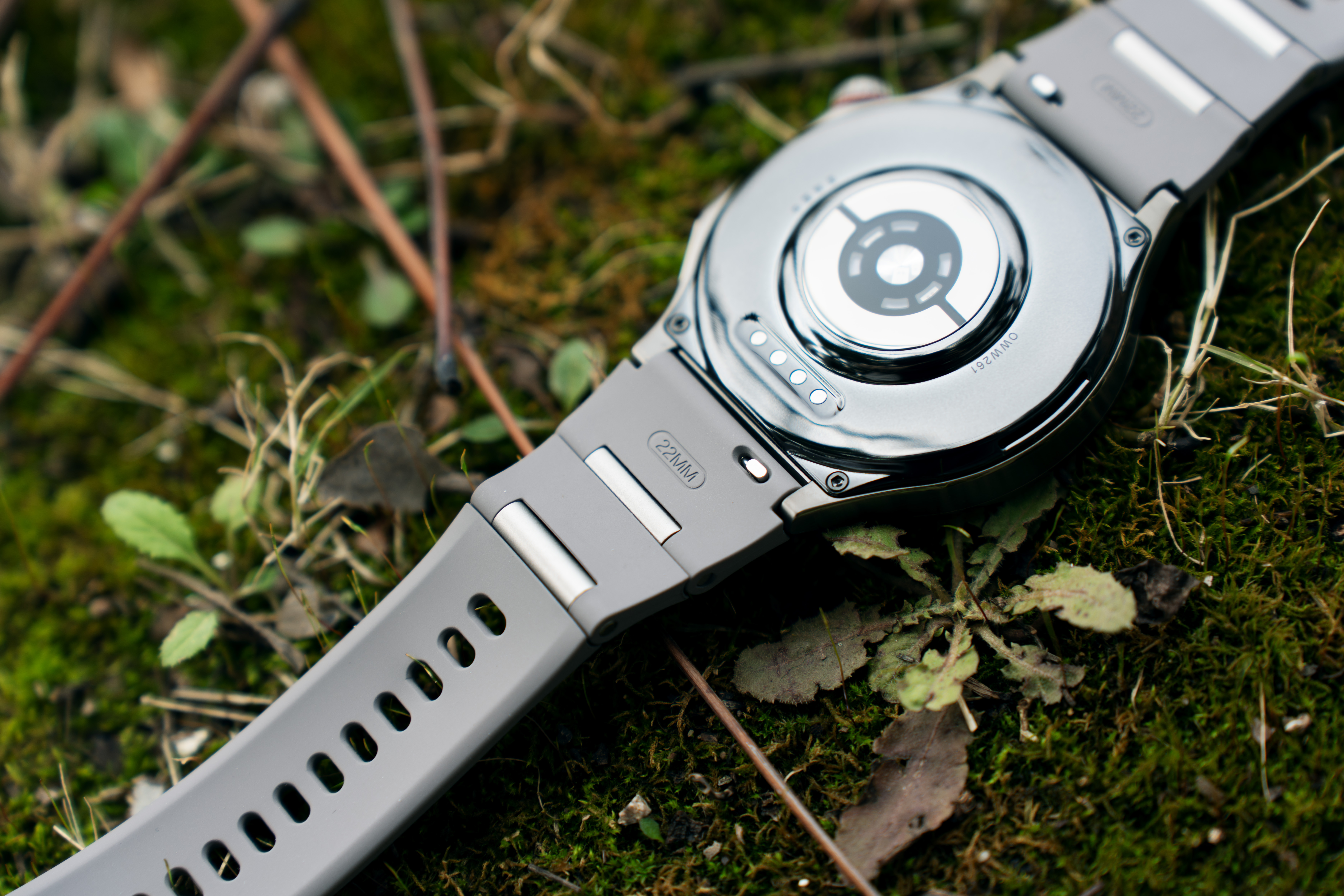 OPPO Watch X3这一代用上了全钛机身和蓝宝石镜片，边框还通过十二边形切