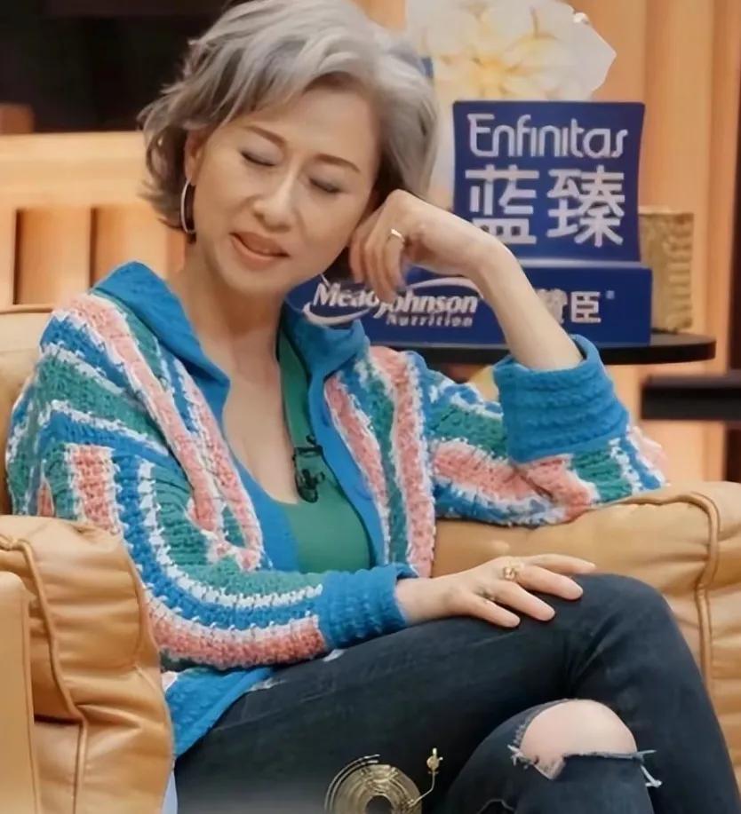 都说女人上了年纪
发不过肩，衣不艳，才足够优雅
对此，你们怎么看呢

在我看来
