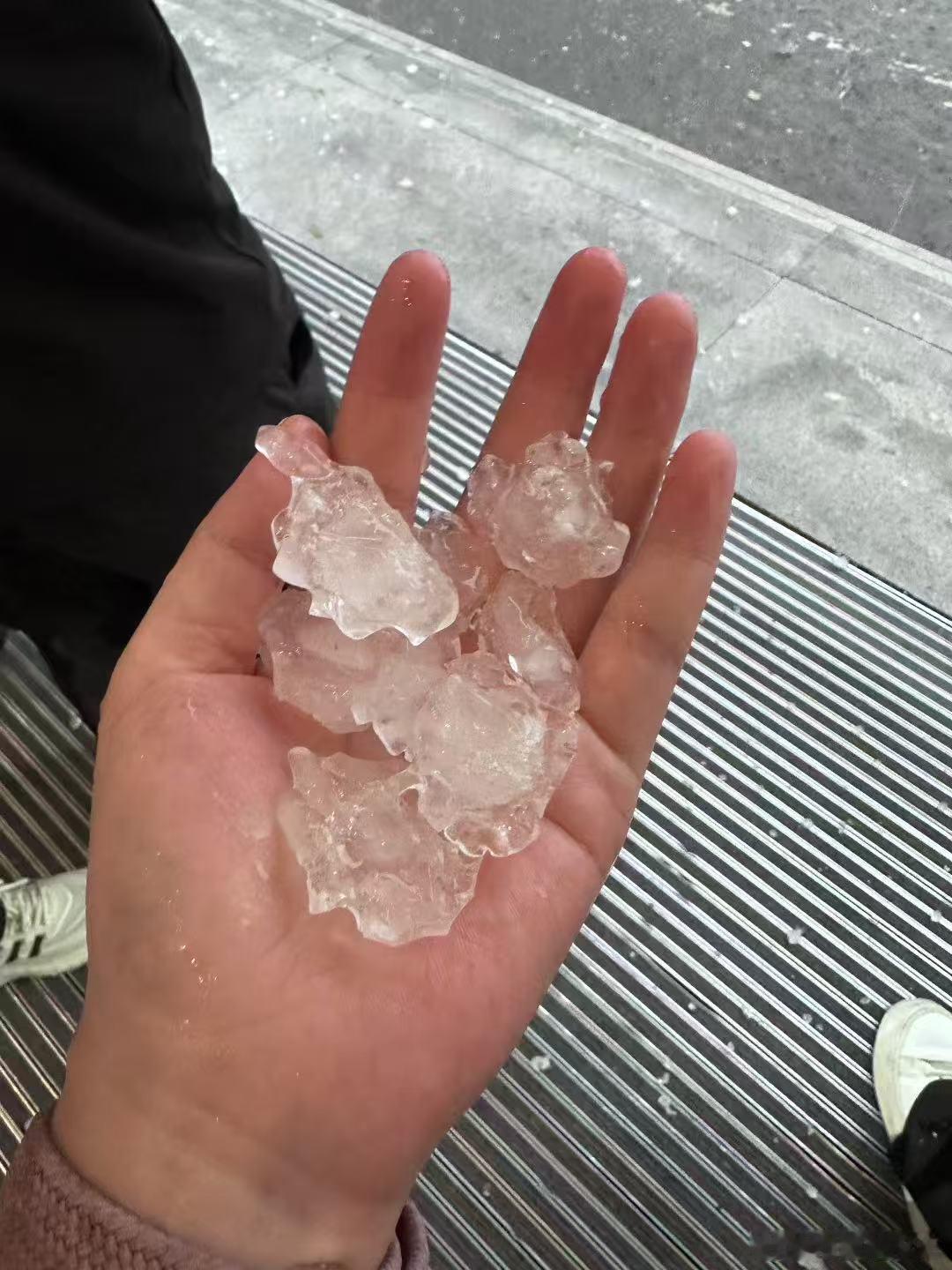 这是北京的风刮到西南了？这么大的冰雹！成都天要漏了成都 成都冰雹 成都暴雨  ​