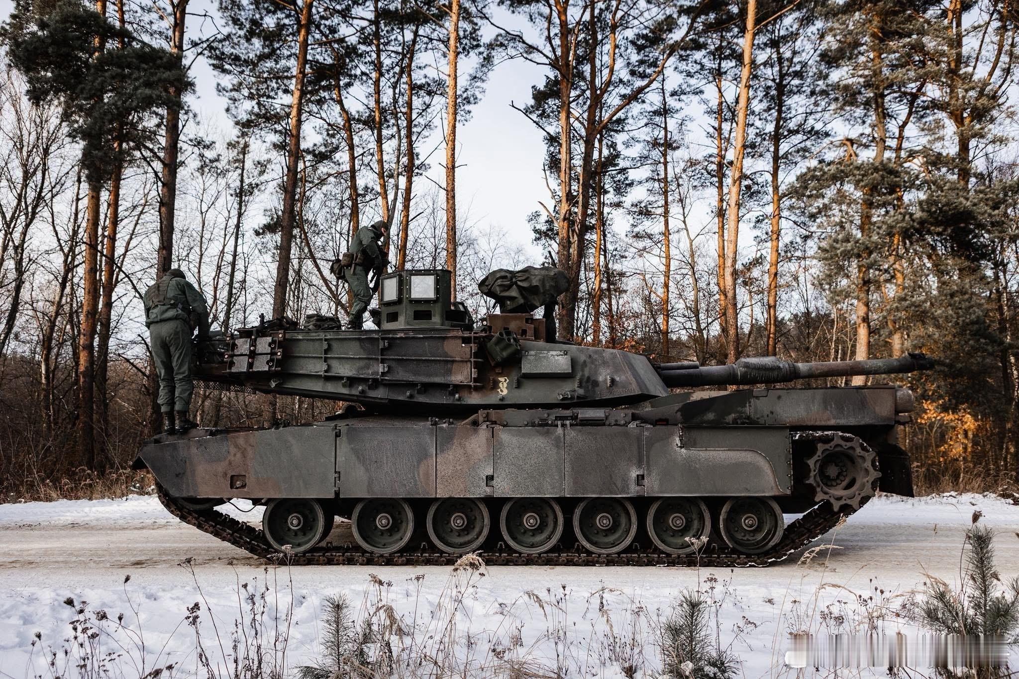 波兰陆军订购的新一批M1A2 Sep V3到货，装备第18机械化师第一华沙装甲旅