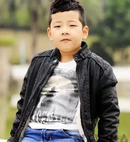 郭涛儿子身材石头从小就成熟稳重，综艺里就懂事靠谱，长大之后依旧沉稳，外形挺拔帅气