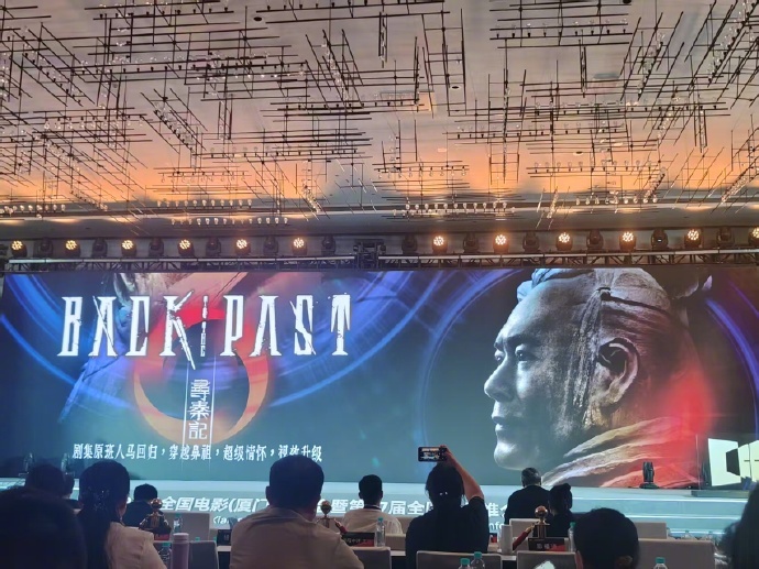 电影版《寻秦记》贺岁档上映。这个是一定要去看的。不管好坏，只为情怀。 ​​​