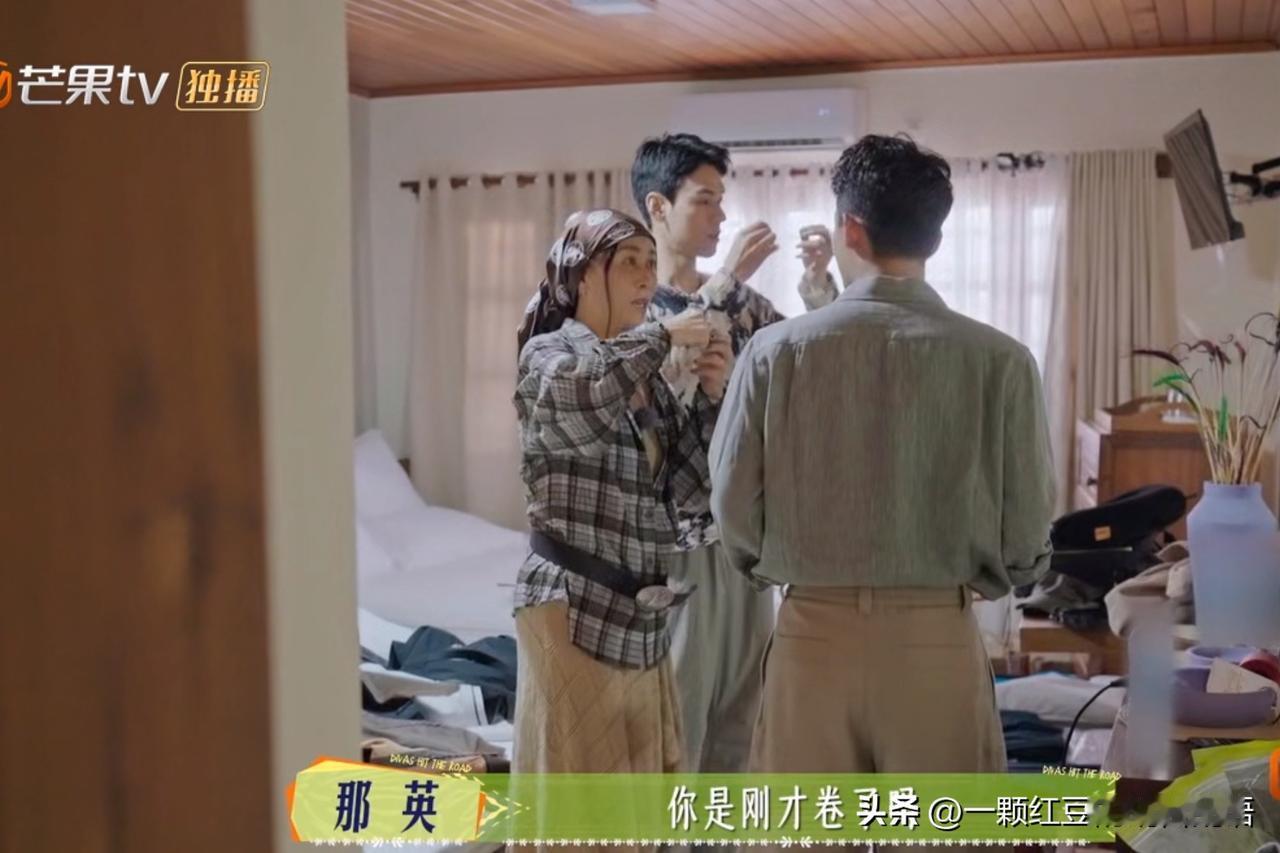 那英看着张晚意的头发，问：“你刚才是在卷头发吗？”张晚意无奈地说：“我是自然卷，