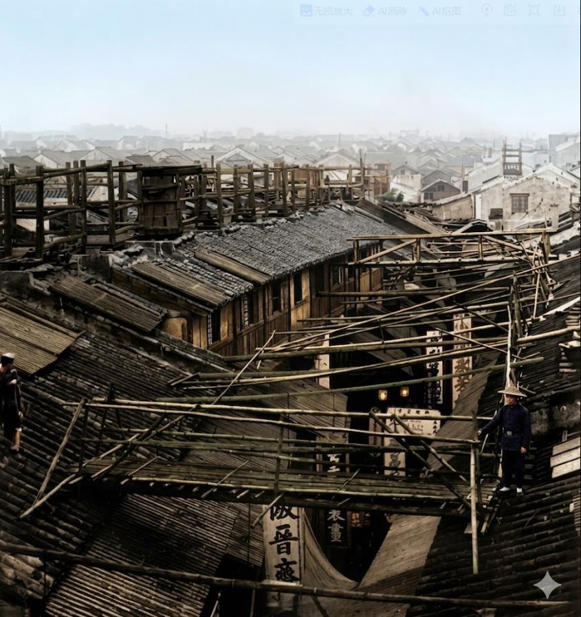 1900年，广东屋顶上的巡夜栈道，清末广东的巡夜差人，就是在这种屋顶的竹木桥上巡
