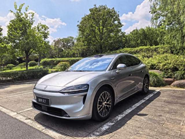 智界R7焕新款实车曝光：新配色、新内饰，能打过i8和小米YU7吗？