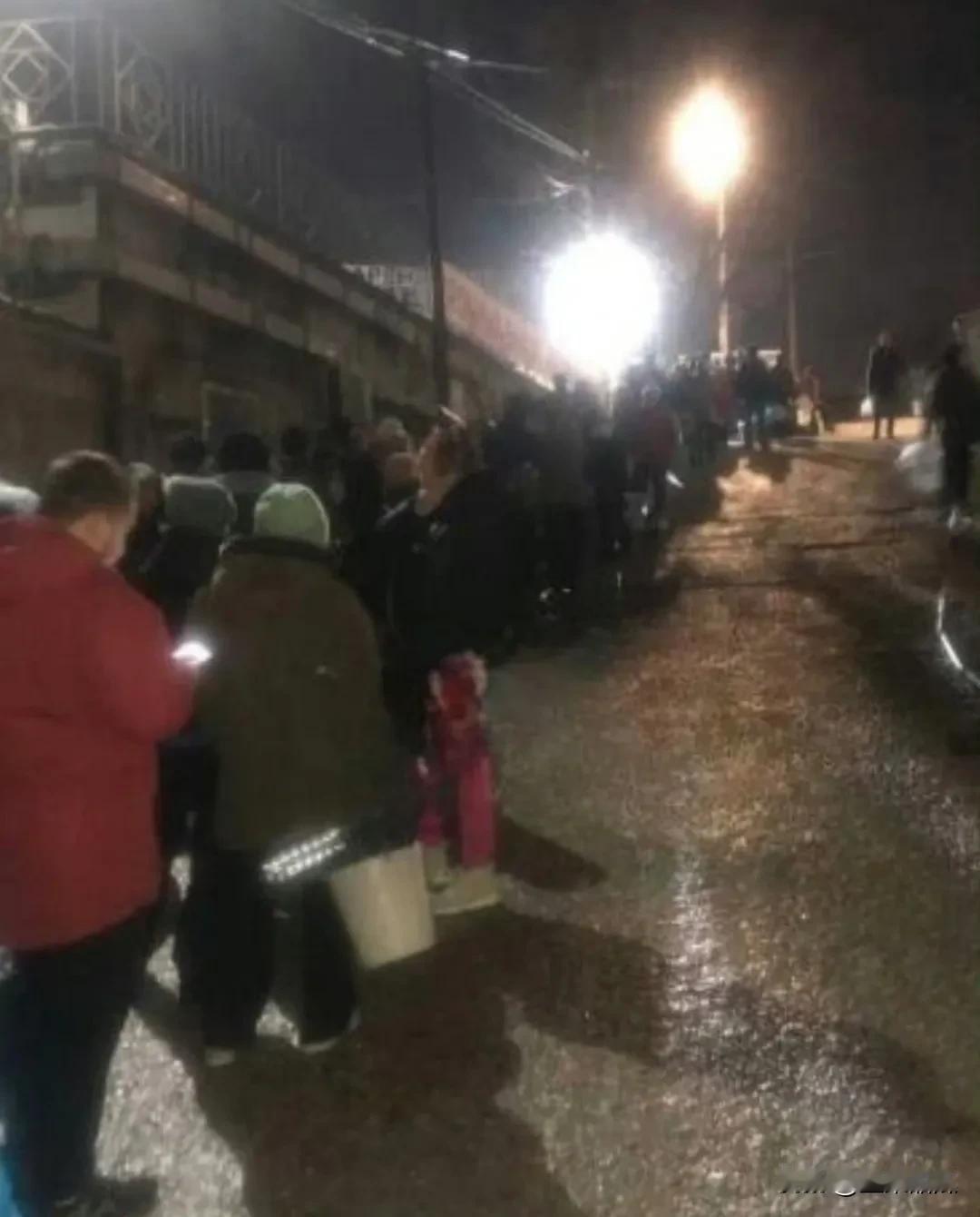 必须加大反破坏力度。塞瓦斯托波尔，大群俄罗斯民众在提桶打水，天气寒冷也没办法，供