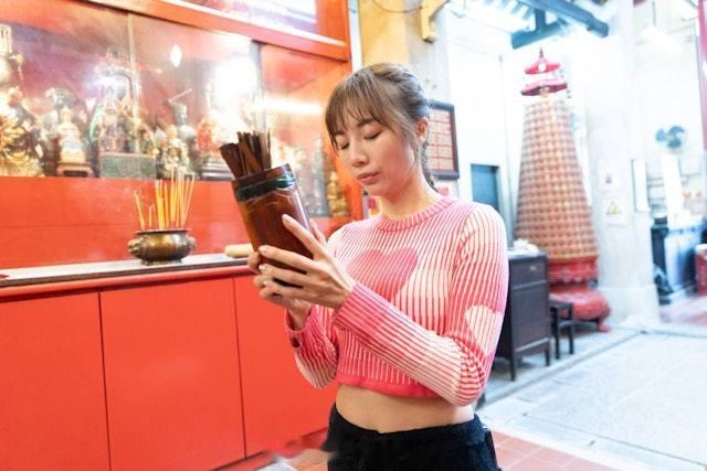 香港01：专访｜赖彦妤为追演艺梦放弃做律师 曾月入三位数靠吃一餐熬过去在光影斑驳