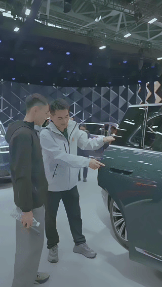 广州车展这波操作绝了！居然有大批车主变身志愿者，在展台旁边主动帮大家介绍车。有个