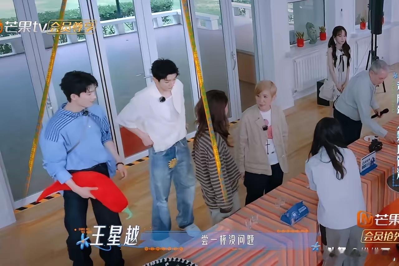 王星越一脸懵地问邓为：“内蒙古人不能喝酒？”邓为马上辟谣：“不是内蒙古人不能喝酒