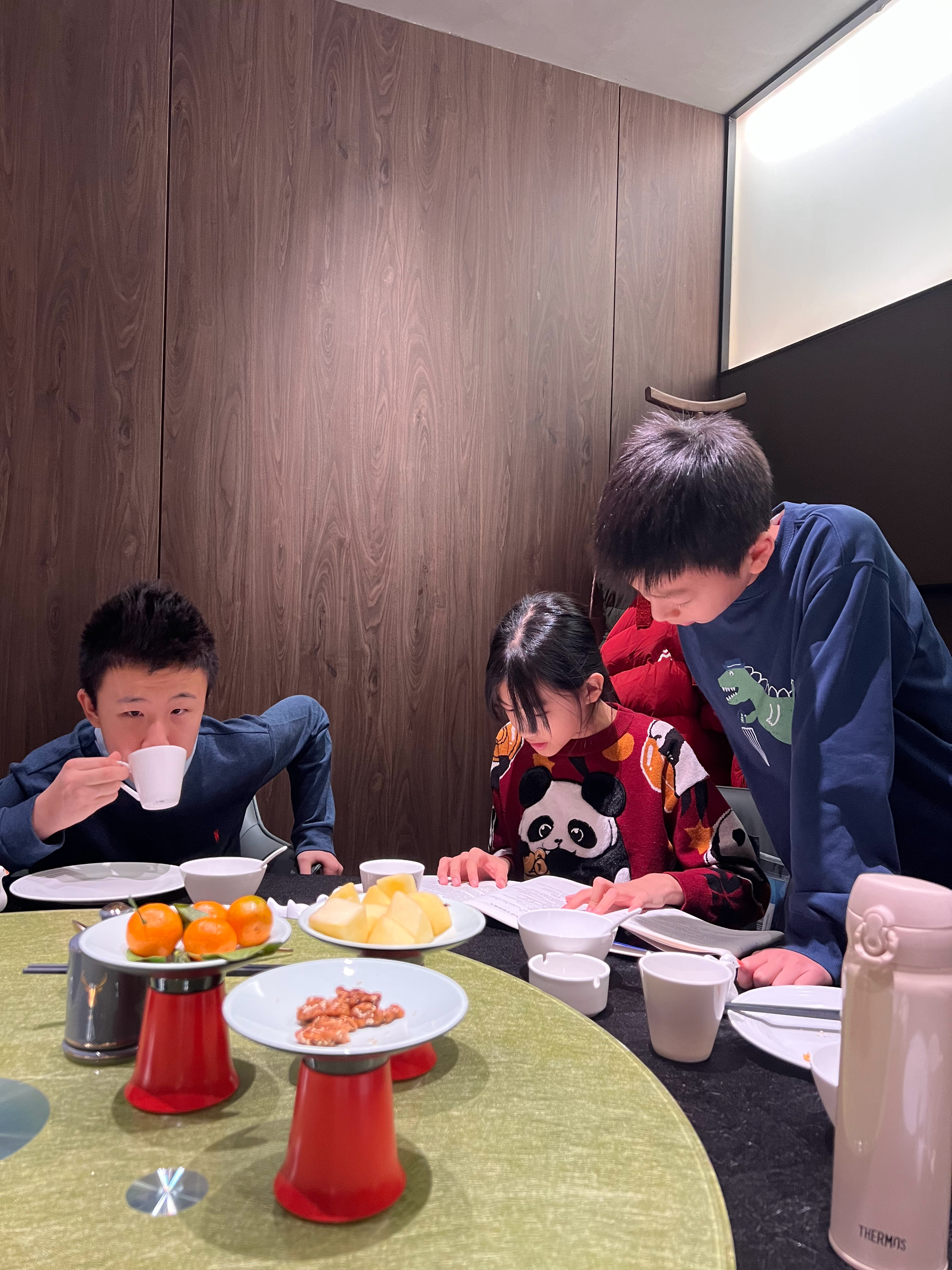 仨人碰面就做题，打打闹闹的。 