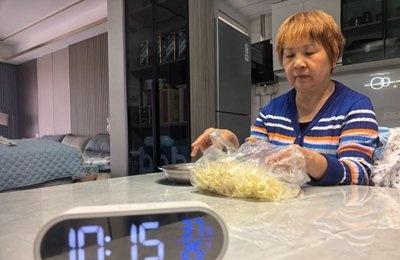 【洛阳降温来袭 记者一线探“暖”】17日，洛阳迎来今冬供热后首次降温天气，您家暖