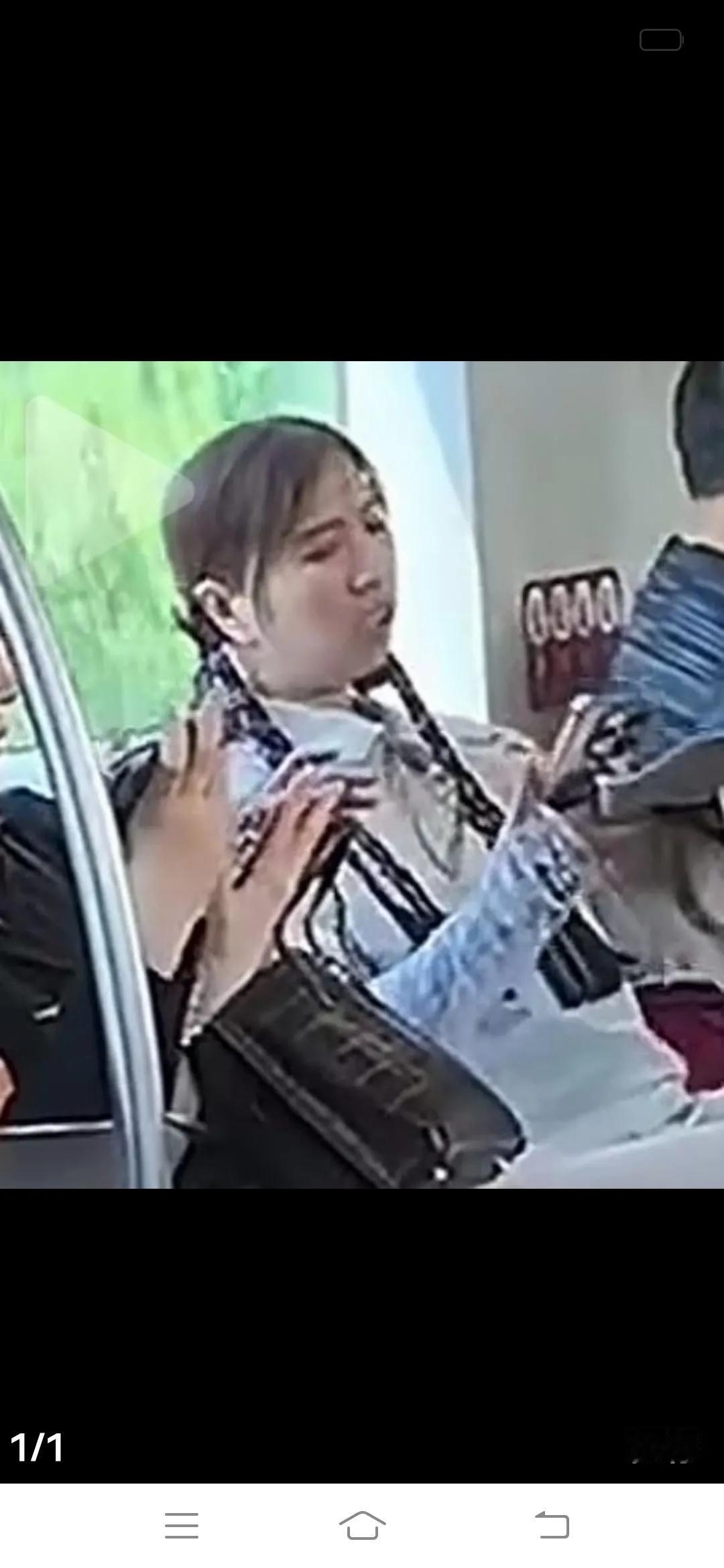 “真把自己当仙女了？”一女子坐公交车，将包放到旁边座位上。上来一位大叔，把她的包