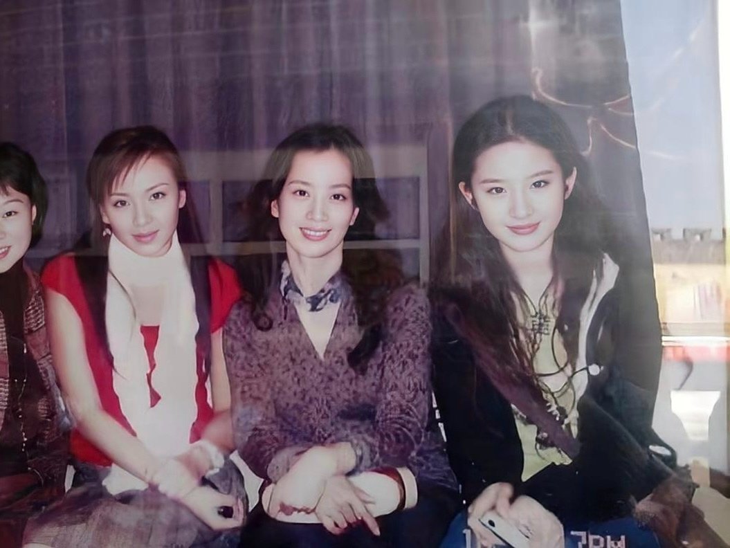 刘妈妈年轻时期好漂亮，有份自信洒脱的样子，嘻嘻2002年，刘亦菲在拍电视剧《天龙