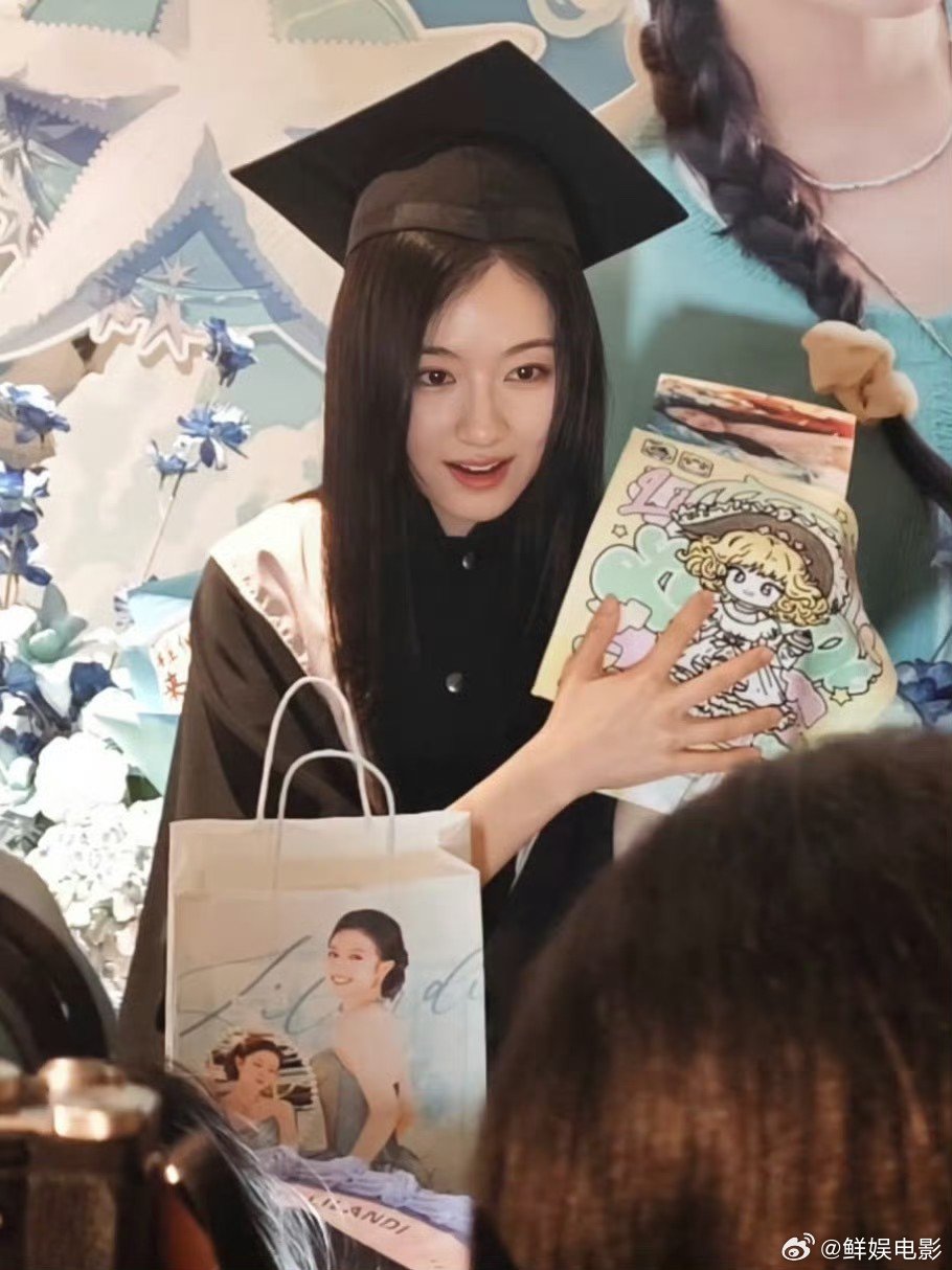 李兰迪海岛舒服日志杀青捧花照李兰迪海岛舒服日志杀青捧花照来啦！李兰迪海岛舒服日志