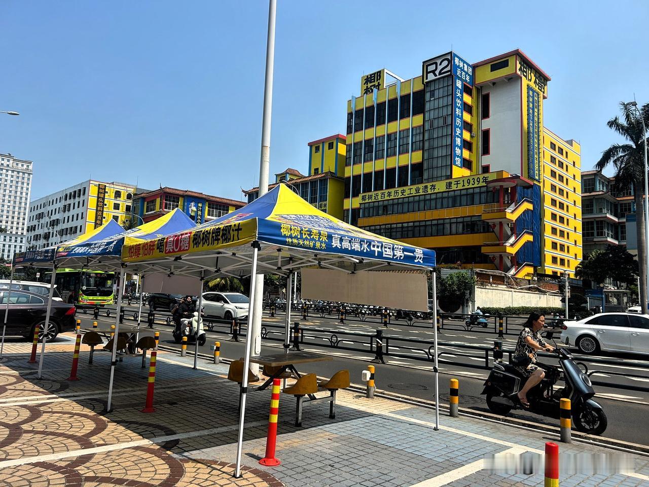 路过椰树集团，马路两侧都是他家的厂房、办公楼，远远就能看见醒目的明黄色，也算是海