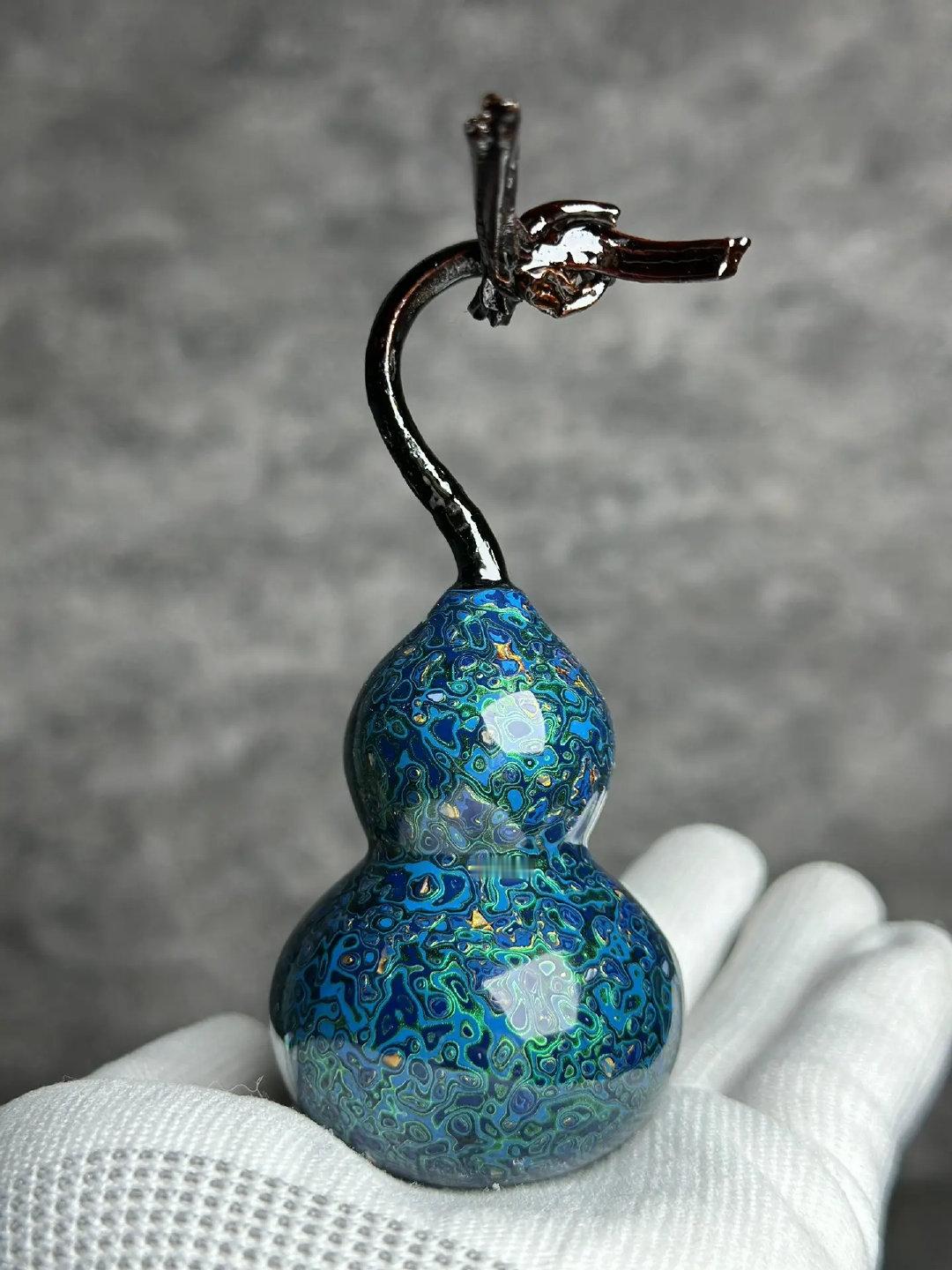 这只大漆葫芦的孔雀蓝，是流动的诗。似蓝似绿的晕染里，温润如琉璃的漆面上，藏着手艺