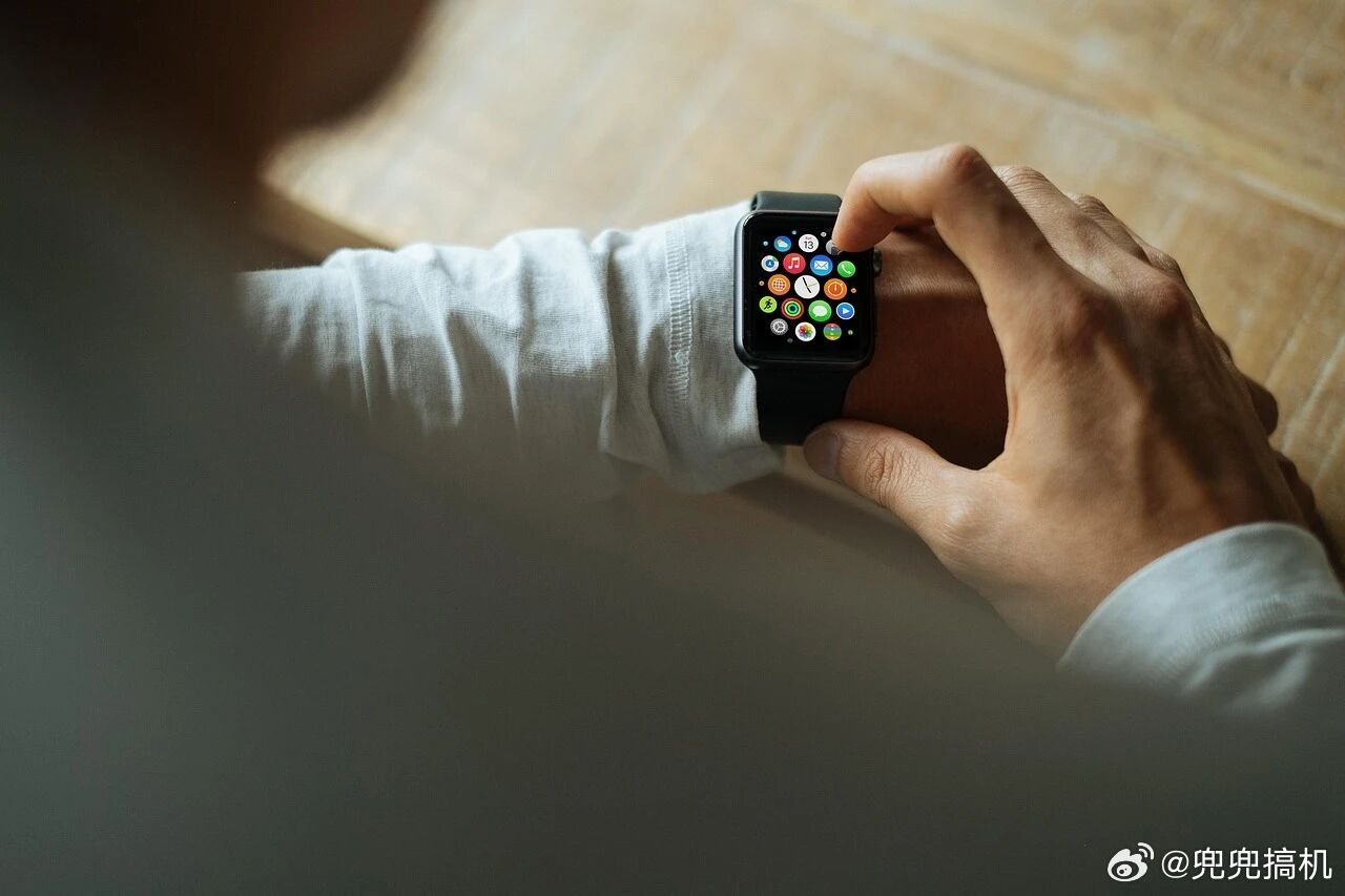 戴电子手表人的统一奇怪动作电子表如果识别精度准，可能稍微靠近嘴边就会被唤醒，i人