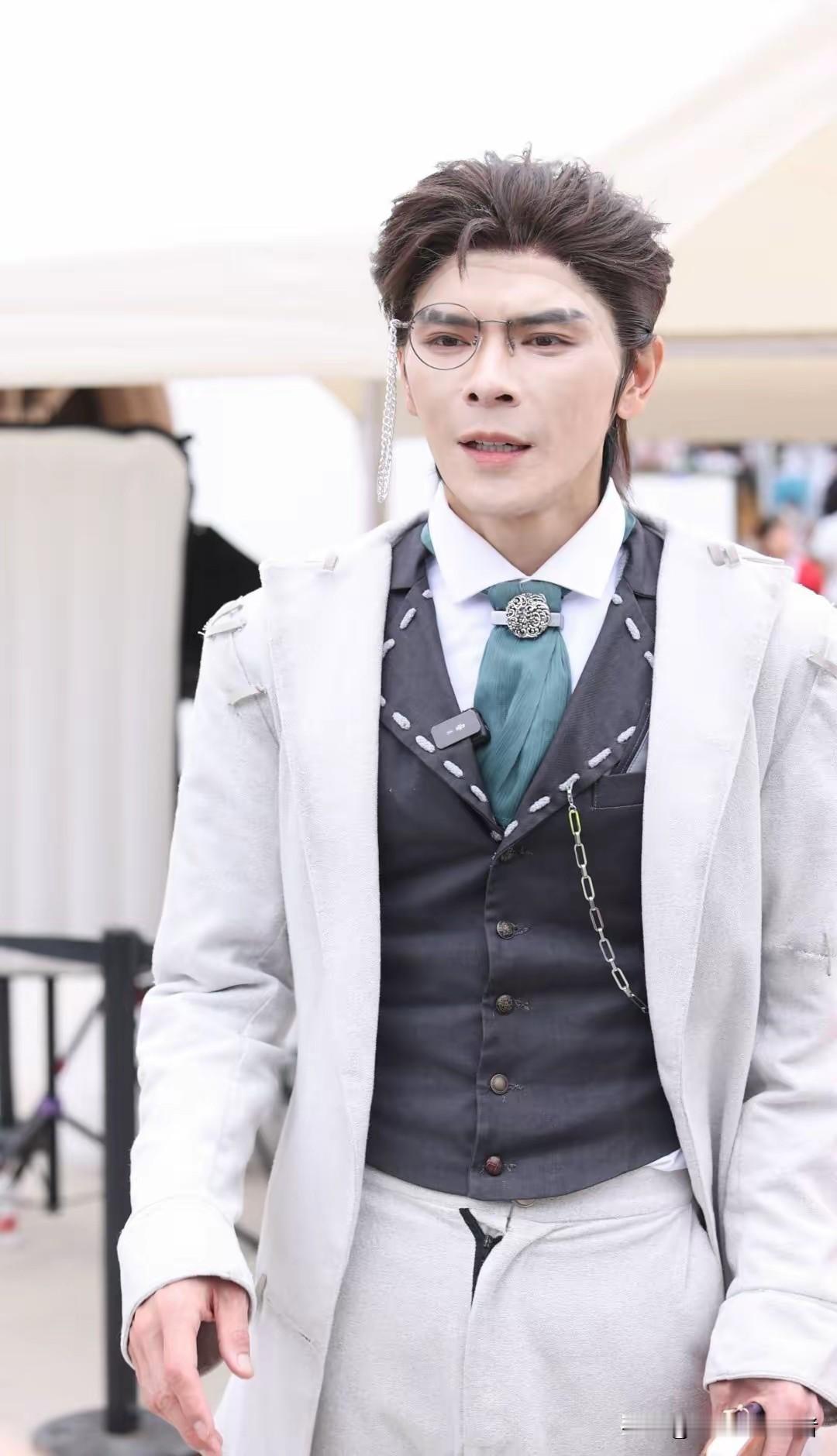 向佐怎么越来越丑了，这头发好像假发啊！向佐如今是向华强家顶梁柱，为了流量男扮女装