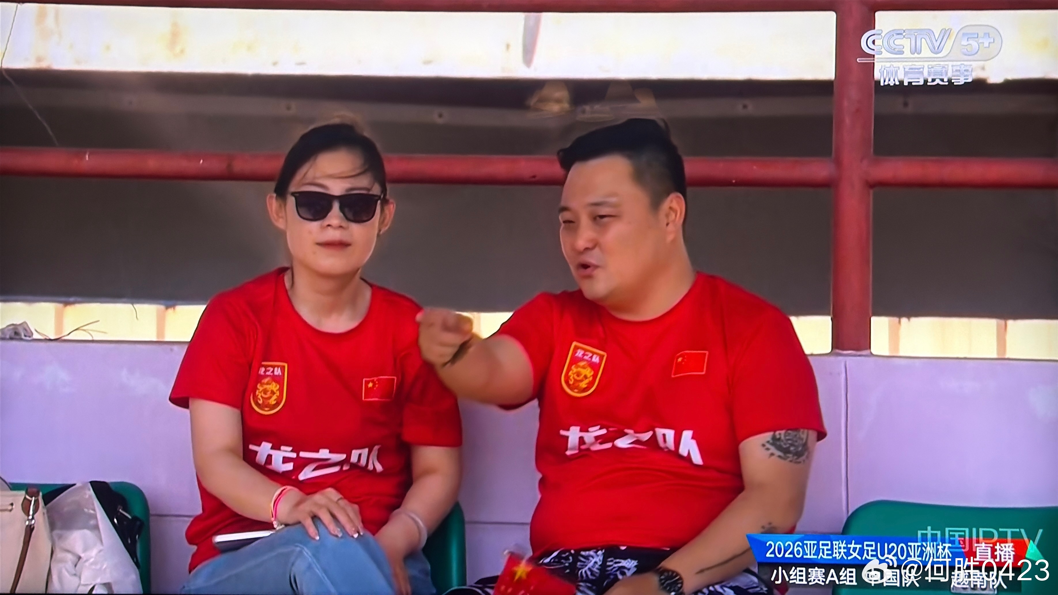 转播画面多次给到看台上的男女，应该是某个球员的家长吧？ 