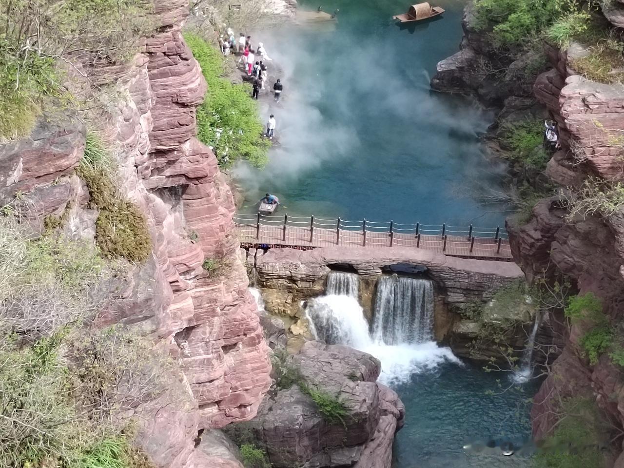 退休后第一次出游！
打卡云台山！
云台山位于太行深谷中。
红石峡堪称一幅活动的画