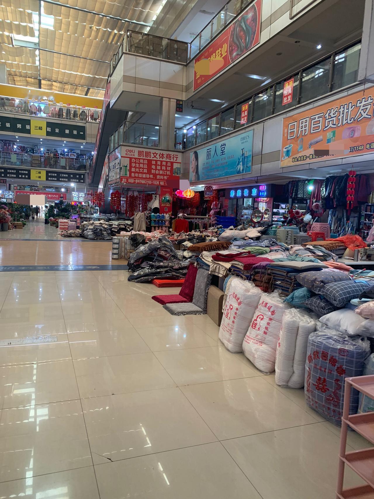 刚刚逛了一下批发市场，

看到这一幕总能生出些感慨，

看着满坑满谷的货物堆得老