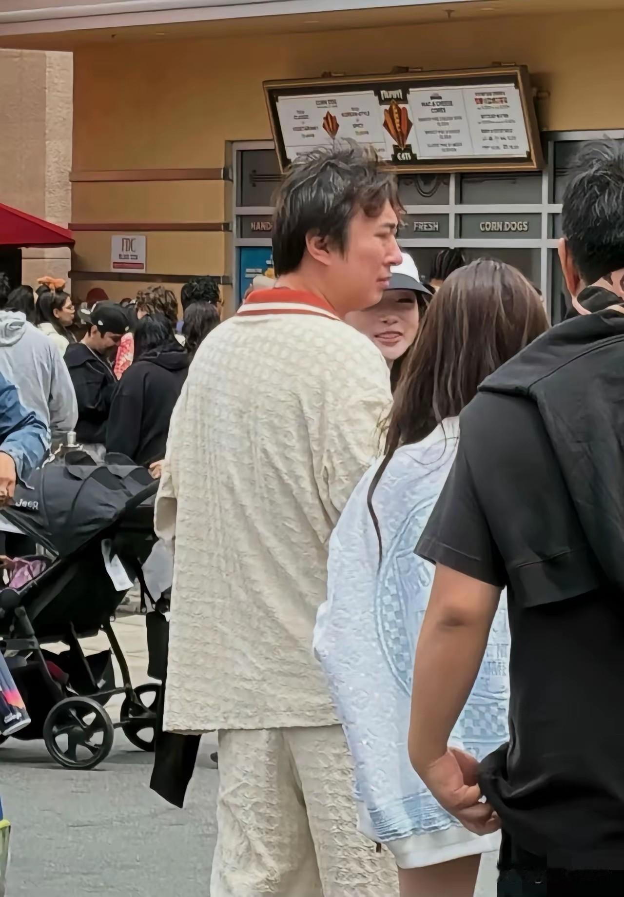 这是遇到什么事了吗？怎么穿的个睡衣就出来了呢？头发也乱糟糟的！真不敢相信这是王思