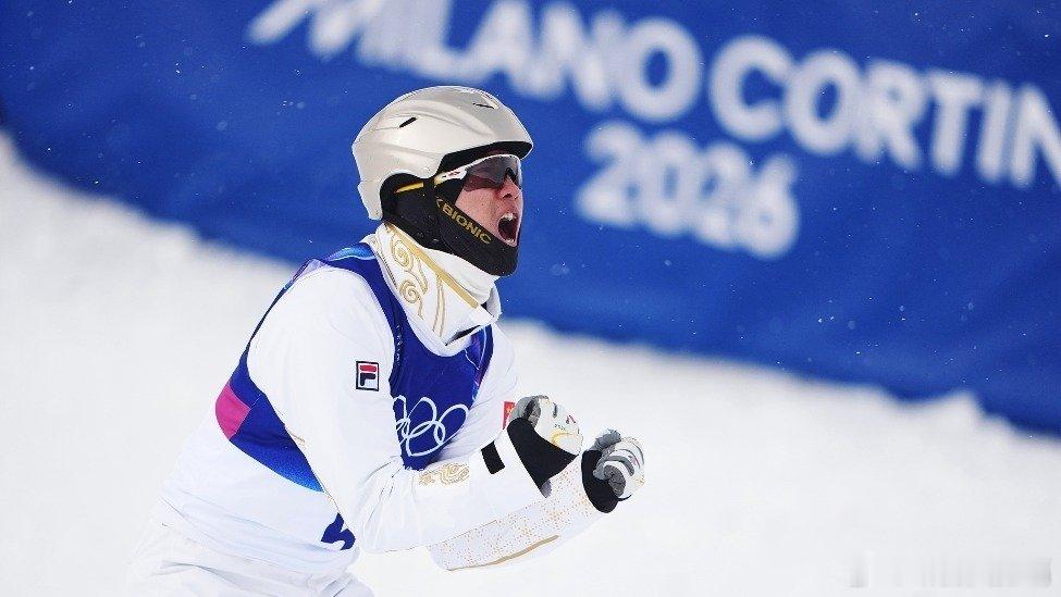 凤凰新闻【第4金！王心迪夺冠，中国队斩获金铜】北京时间2月20日，自由式滑雪男子