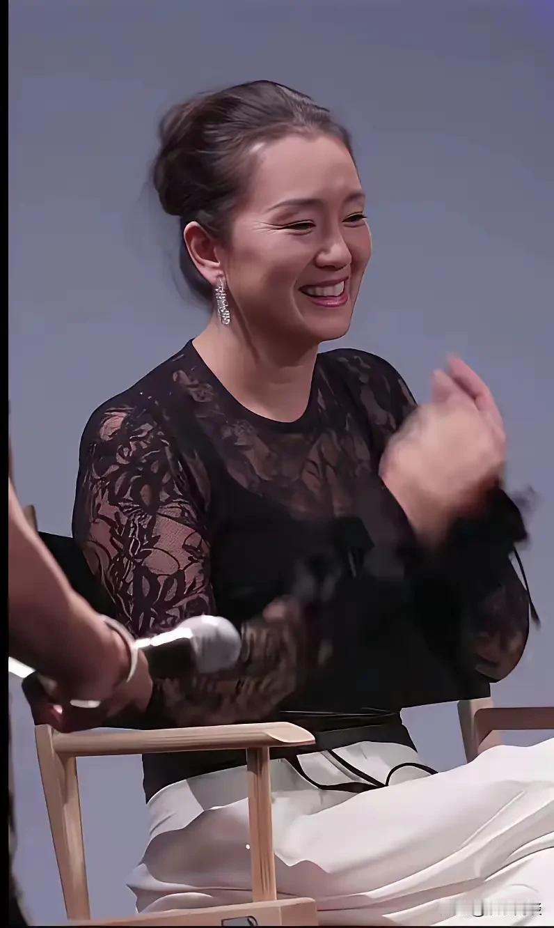 别再被美颜滤镜骗了！卸掉所有妆容，才看懂最扎心的真相！
岁月对待每一个人都一视同