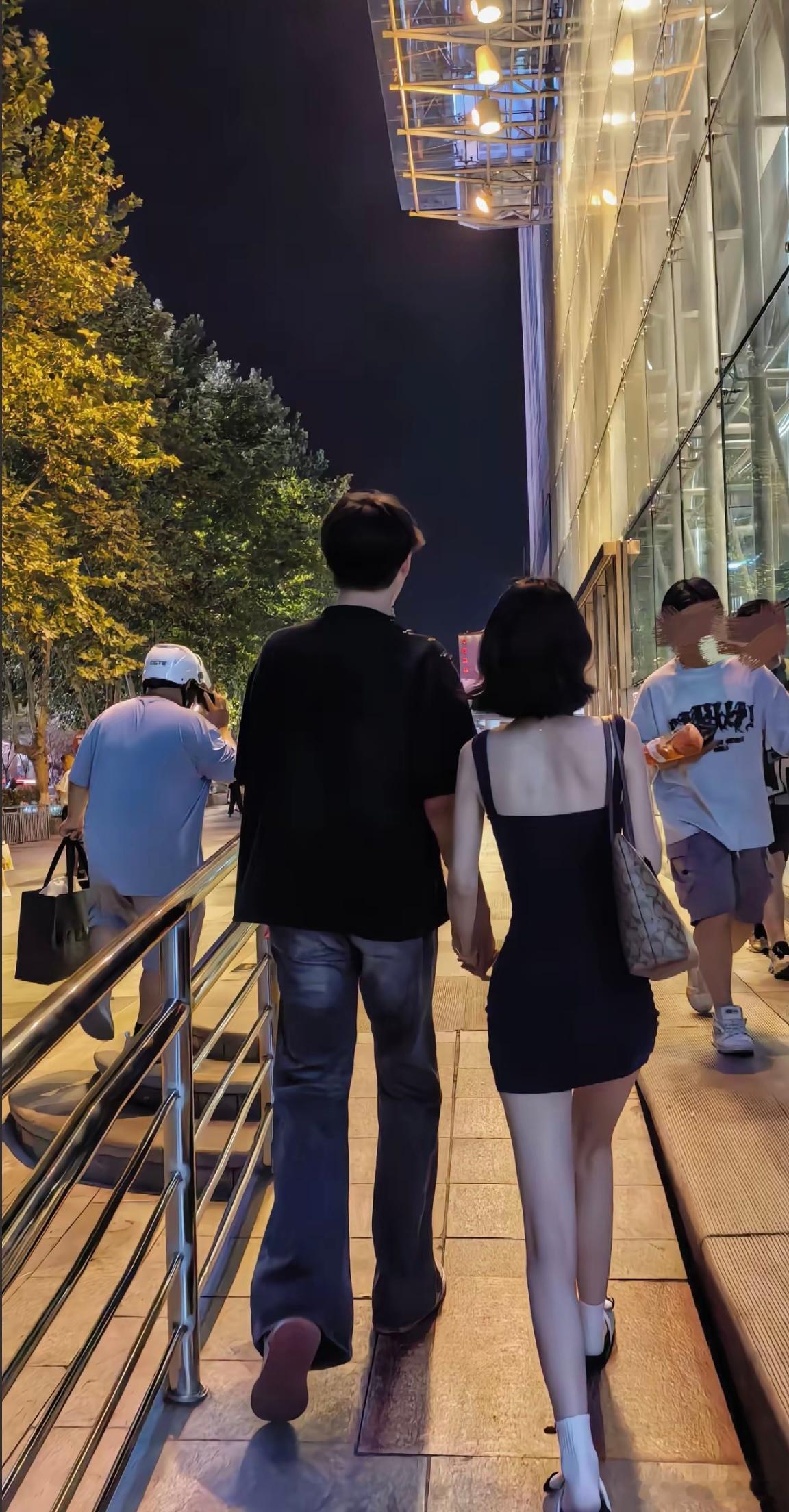 你拉着我的手踏实又很安心 ​​​