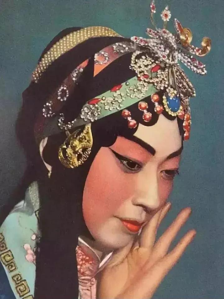 当今京剧无大师！
近来见一帖子，列出了在世的16位京剧大师，如于魁智、李胜素、张