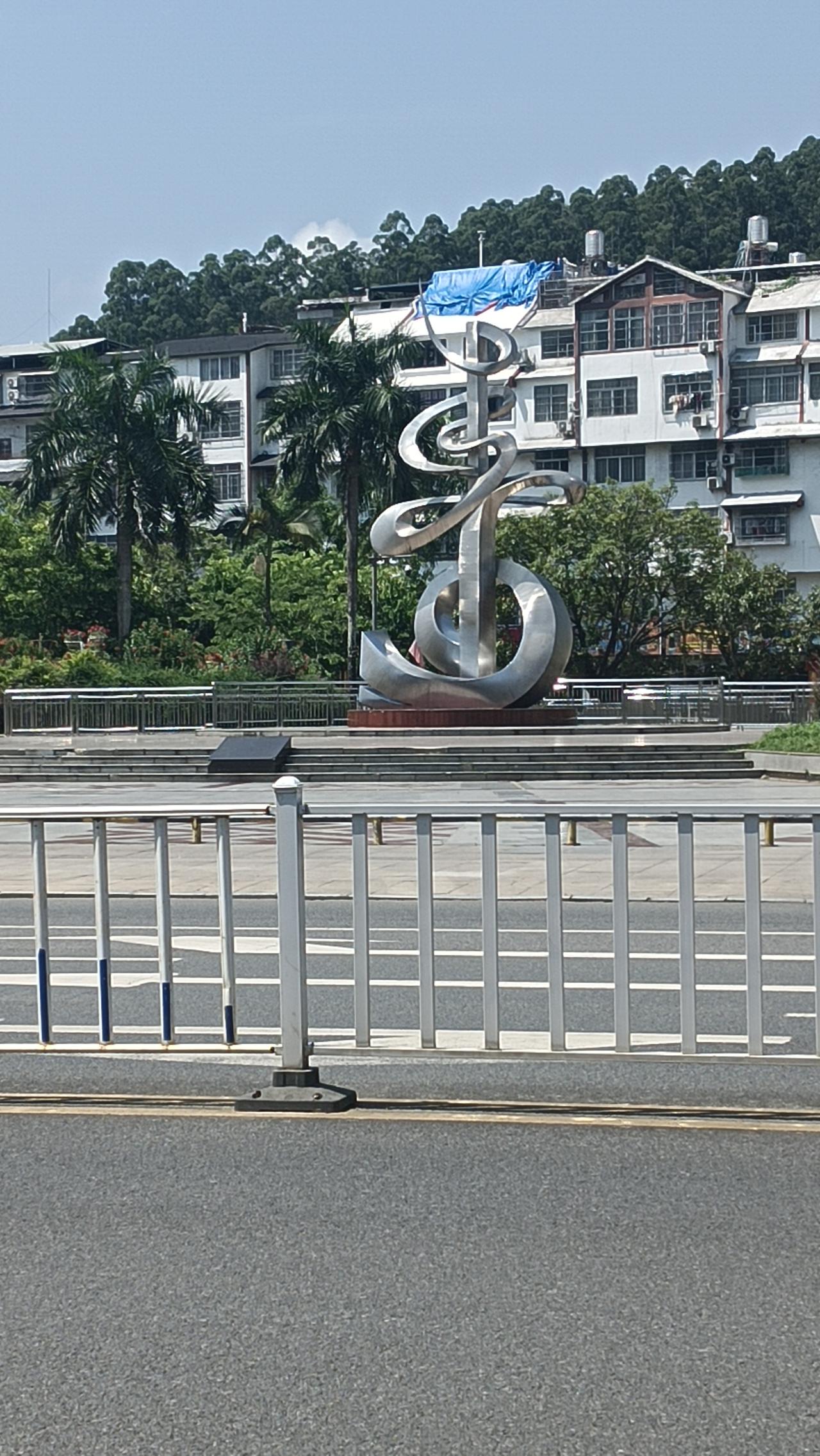 这个广场不锈钢雕塑是什么意思？