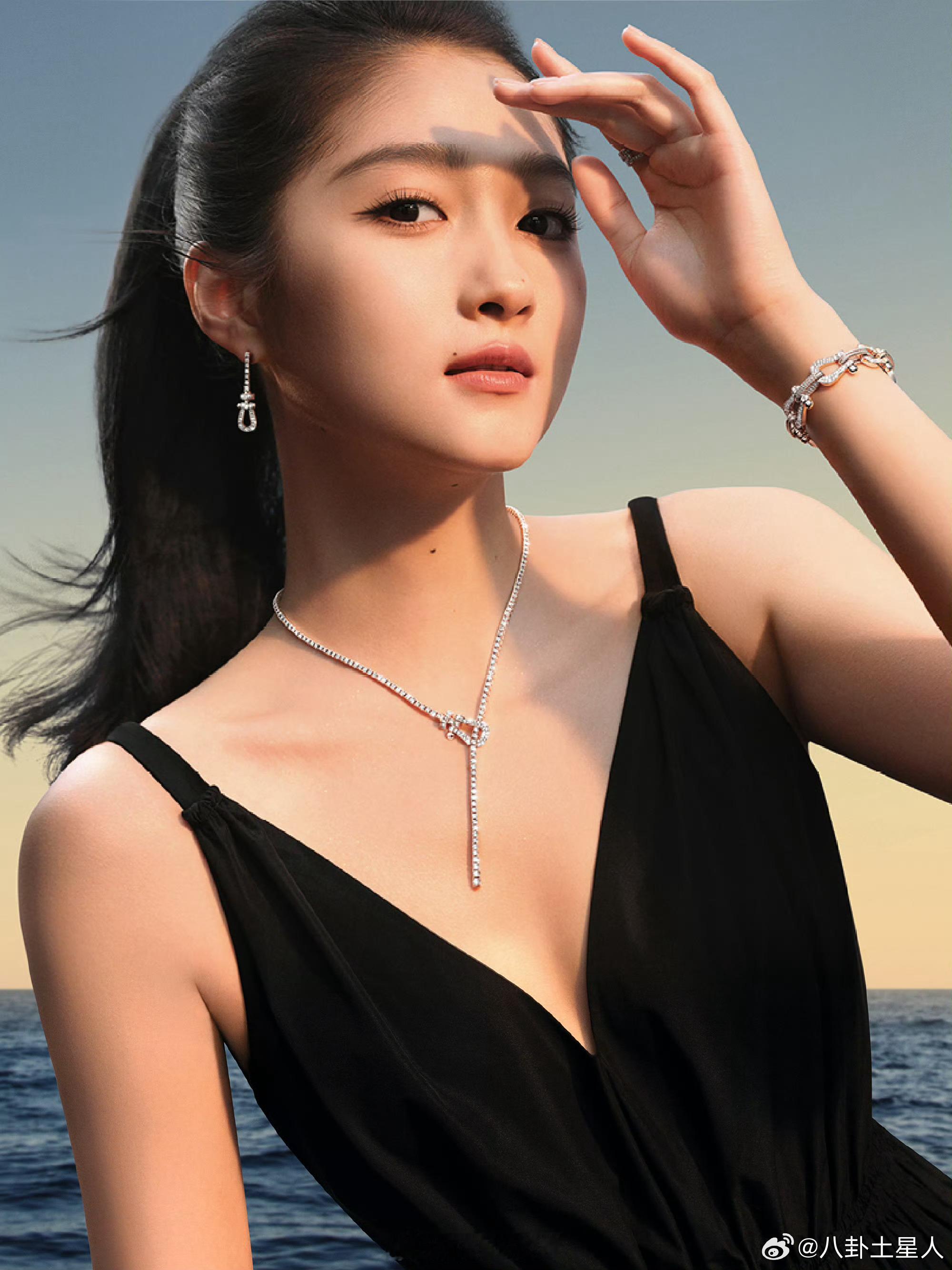 #娱乐[超话]##关晓彤深v黑裙##关晓彤深v吊带裙#关晓彤深v吊带裙好迷人，光
