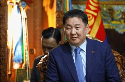 这两天，蒙古国和中国之间的互动，分量有点不一般。

蒙古国总统呼日勒苏赫亲自出面