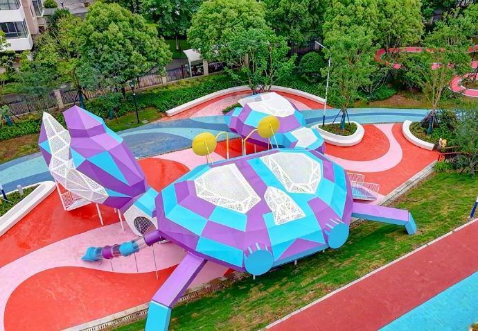 近日，台州三门。在景城小区南侧的蟹趣口袋公园里，市民们休闲嬉戏、乐享闲暇。这座公