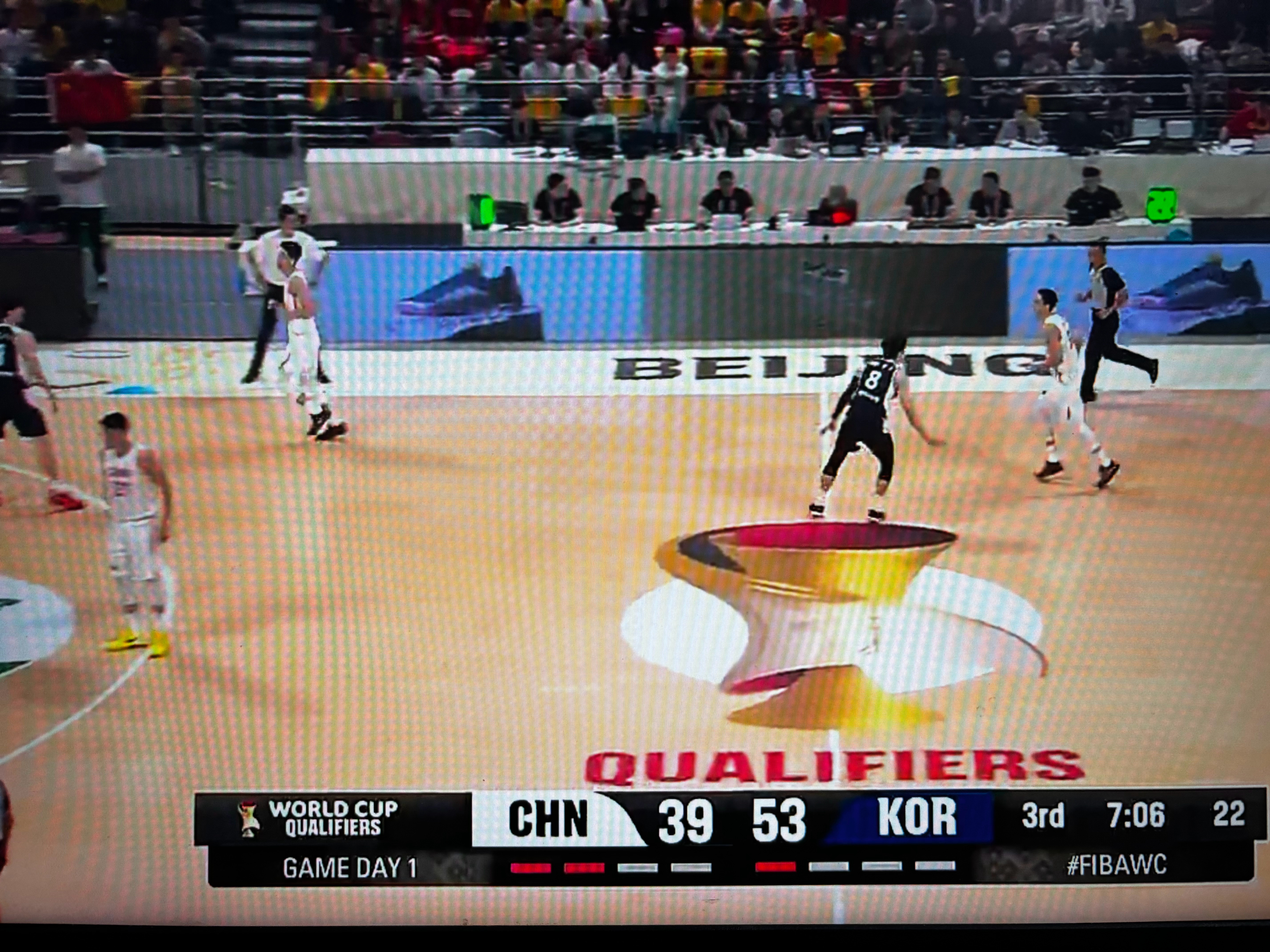 中国队的防守简直是纸糊的啊…进攻打不进，防守也起不来节奏。再起不来节奏，这场比赛