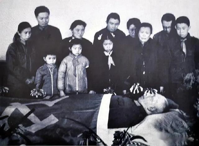 1984年2月5日，粟裕将军在中国人民解放军总医院逝世。他身上盖着崭新的旗帜，神