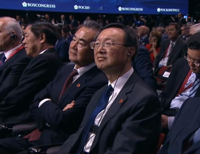 台上是发生了什么，让两位外交大佬这么面露难色！#中国外交故事#